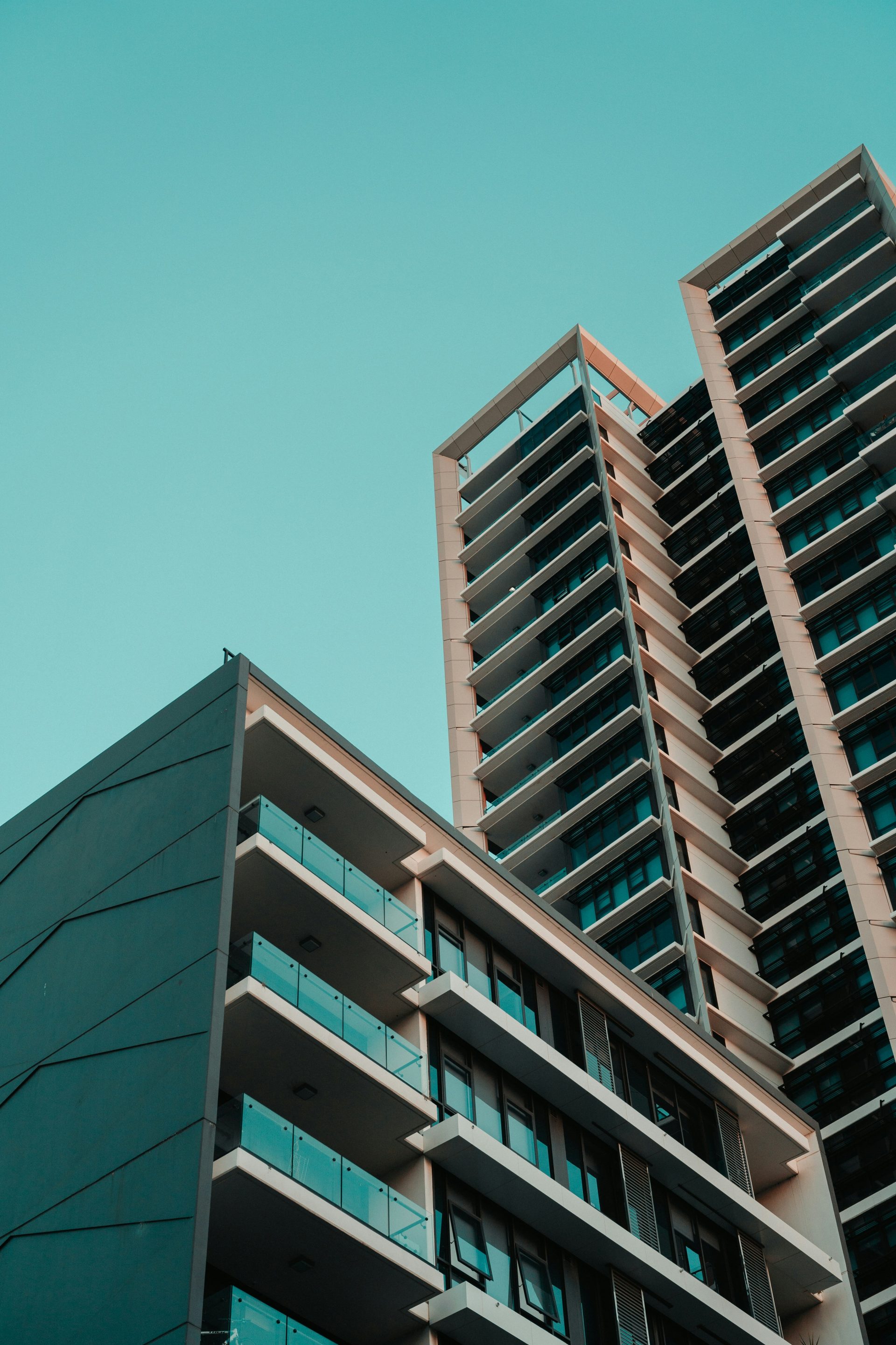 eine Ansicht eines Gebäudes aus der Froschperspektive